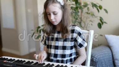 <strong>弹钢琴</strong>的小女孩。